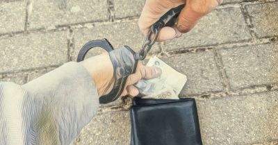 Znalazł portfel na stacji i zabrał 2600 zł. Policja odzyskała