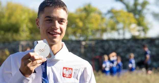 Srebrny medal olimpijski Władymira Semirunnija ponownie znalazł się w rękach polskiego łyżwiarza szybkiego. Cenne trofeum zostało wcześniej przekazane przez wicemistrza olimpijskiego na licytację podczas charytatywnego streamu influencera Łatwoganga. Firma, która wygrała aukcję, zdecydowała się oddać medal sportowcowi.