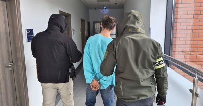 Policjanci zatrzymali dwóch poszukiwanych mężczyzn